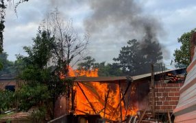 Incendio consumió una vivienda en el Barrio Bicentenario en la ciudad de Puerto Iguazú, no registrándose personas lesionadas
