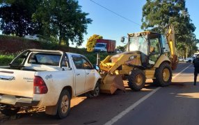 San Vicente: Choque sobre la Ruta Nacional N° 14 entre una camioneta y una retroexcavadora, un hombre resultó lesionado