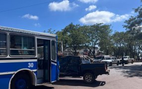 Jardín América: Siniestro vial sobre la Ruta Nacional N° 12 entre un ómnibus y una camioneta dejó una adolescente en observación