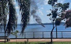 Posadas: Arrojaron una caja en llamas al Río Paraná y generaron una columna de humo frente a la Costanera