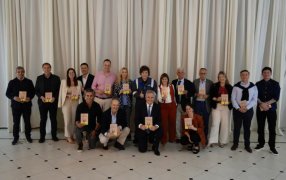 El Presidente Javier Milei reunió al Gabinete en Olivos: Agradecimiento, optimismo para el 2026 y el libro libertario de regalo