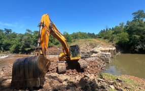 Trabajan en la restitución del paso provisorio del Arroyo Yabebirí y la ampliación de sección