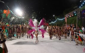 Con un Corsódromo colmado y un marco imponente de público, la ciudad misionera de Apóstoles despidió los Carnavales 2026