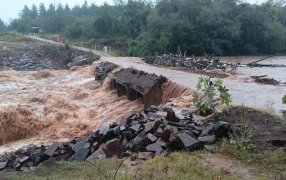 La Policía de Misiones cerró preventivamente el puente sobre el Arroyo Yabebiry para evitar riesgos por el temporal