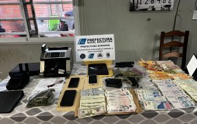 Operativo contra el narcotráfico: Prefectura Naval Argentina detuvo a cuatro personas y secuestró droga y armas