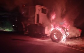 Piñalito Norte: Controlaron el incendio de un camión sobre la Ruta Nacional N° 101, los daños fueron únicamente materiales