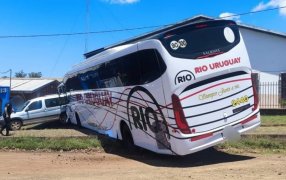 San Javier: Un ómnibus perdió el control e impactó contra dos vehículos que se encontraban estacionados, no se registraron personas lesionadas
