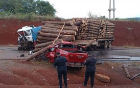 Tres Capones: Escapó tras amenazar a su ex pareja, robó una camioneta y murió tras embestir un camión detenido, otras dos personas fallecieron y una permanece grave