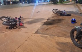 Posadas: Dos motociclistas lesionados tras un choque en la Colectora Tulo Llamosas, casi Avenida Cabo de Hornos, resultando ambos conductores con lesiones