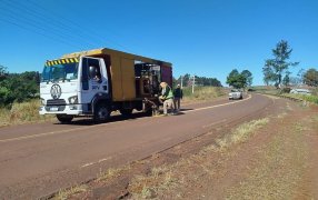 Mayor seguridad vial en Misiones: La  Dirección Provincial de Vialidad trabaja en demarcación con pintura en la Ruta Provincial N° 13
