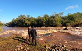 Misiones: El puente provisorio sobre el Arroyo Yabebiry continúa clausurado por el desborde del cauce, mantienen el monitoreo permanente del sector y solicitan a la comunidad respetar la señalización