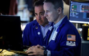 Subieron las acciones y el riesgo país quedó cerca de perforar los 400 puntos tras el anuncio del programa financiero