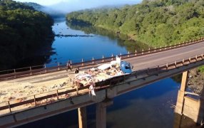 Misiones: Choque de camiones en el Puente Piray Guazú dejó tres lesionados y el tránsito totalmente interrumpido