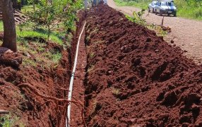 La C.O.S.P.A.L., se encuentra realizando con personal y recursos propios la instalación de una red troncal de abastecimiento de agua potable en aproximación del Barrio Timbo