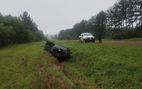 Un conductor alcoholizado despistó con su automóvil sobre la Ruta Provincial Nº 1, entre los Municipios de; Apóstoles y San José y terminó demorado