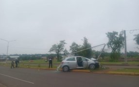 Posadas: Un automóvil perdió el control por causas que se tratan de establecer y terminó impactando contra un poste del tendido eléctrico