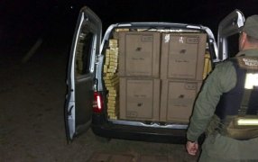 Transportaban más de 16 mil paquetes de cigarrillos de contrabando: Se trató de dos personas a bordo de un vehículo utilitario
