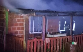 Santiago de Liniers: Se incendió una vivienda y su propietaria fue asistida por la Policía de Misiones