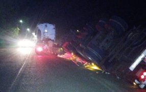 Misiones: Un camión cargado con madera volcó sobre la Ruta Provincial Nº 3, en jurisdicción del Municipio de Cerro Corá, no hubo lesionados