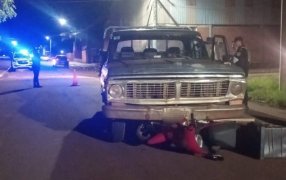 Jardín América: Un joven de 20 años resultó lesionado tras un choque entre una motocicleta y una camioneta