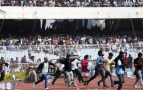 Escándalo en la visita de Messi a India: Hubo destrozos, terminó con invasión al campo, butacas arrancadas y detuvieron al organizador