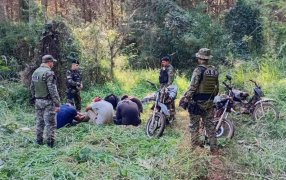 Misiones: Capturaron a seis cazadores furtivos armados en una zona de monte, secuestraron escopetas, cinco motos y elementos para la faena