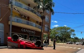 San Vicente: Un adolescente de 16 años manejaba una camioneta, colisionó con un automóvil y volcó y quedó en posición invertida sobre la calzada