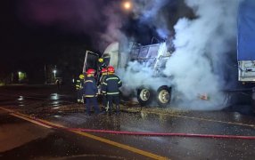 Colonia Guaraní: Tres dotaciones de bomberos evitaron que un incendio consumiera por completo un camión cargado con 30 toneladas de maíz sobre la Ruta Nacional N° 14