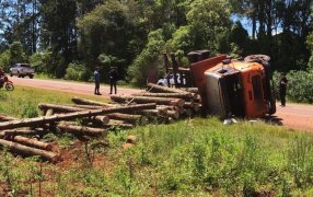Misiones: Camión cargado con maderas volcó sobre la Ruta Nacional N° 14 en el Municipio de San Vicente, sin causar heridos