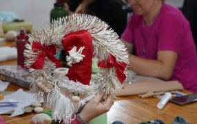 Apóstoles: Se realizó el taller de Coronas Navideñas