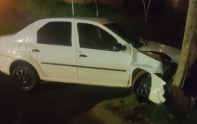 Posadas: Conductor de un automóvil derribó dos postes de alumbrado público tras despistar, y el test de alcoholemia arrojó resultado positivo, por lo que fue arrestado