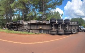 Misiones: Volcó un camión cargado con peras sobre la Ruta Nacional N° 14, en jurisdicción de la localidad de San Pedro