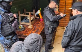 Dos individuos detenidos tras enfrentarse a la Policía de Misiones con machetes y cuchillos durante un allanamiento por un robo en la ciudad de Puerto Iguazú
