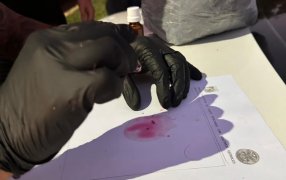 Tras una persecución, la Policía de Misiones arrestó a un un joven de 22 años en una plazoleta de Apóstoles con una bolsa con cogollos de marihuana