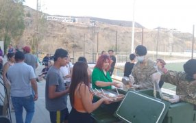 El Ejército Argentino asiste a vecinos evacuados tras el desplazamiento en el Cerro Hermitte