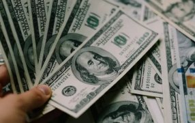 La brecha con el techo superó el 20%: El dólar oficial volvió a caer y en el Banco Nación perforó los 1.400 pesos por primera vez en un mes