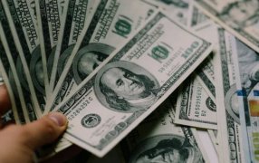 Cede casi 5% en lo que va del mes de Febrero: El dólar minorista cayó por debajo de los 1.400  pesos y tocó un mínimo en más de cuatro meses