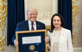 Durante su encuentro, María Corina Machado le regaló su medalla del Premio Nobel de la Paz al Presidente Donald Trump