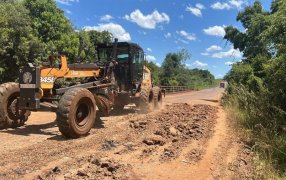 Misiones: La DPV trabaja en simultáneo en caminos terrados y mejora de la conexión con Corrientes, en colaboración con el Municipio de Azara