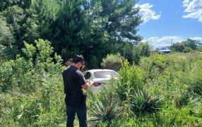 Despiste y vuelco de un automóvil en un sector de malezas sobre la Ruta Provincial N° 103, en el Municipio de Mártires