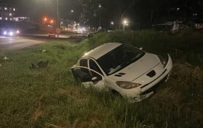 San Vicente: Despiste sobre la colectora de la Ruta Nacional N° 14, afortunadamente, no se registraron personas lesionadas como consecuencia del hecho