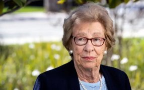 Muere Eva Schloss, hermanastra de Ana Frank y activista del Holocausto, a los 96 años