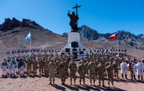 Formación de inicio de la Expedición Andinística Combinada Argentino–Chilena al Cerro Aconcagua