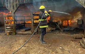 Panambí: Un incendio consumió un galpón de madera, los daños fueron totales en la estructura y en las herramientas que se encontraban en el lugar