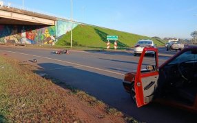 Choque entre una motocicleta y un automóvil dejó un herido en la Rotonda ex Garita en el Municipio de Garupá