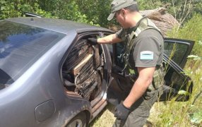 El vehículo utilizado se había dado la fuga: Gendarmería Nacional secuestró más de siete mil paquetes de cigarrillos