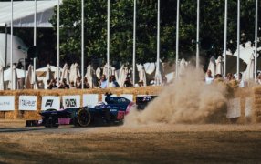 Franco Colapinto se lució en el Festival de Goodwood, manejó el Lotus E20, hizo donas y se reencontró con James Vowles