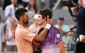 Tenis: Otro batacazo en Roland Garros, Novak Djokovic quedó eliminado tras un maratónico partido ante el brasileño Joao Fonseca