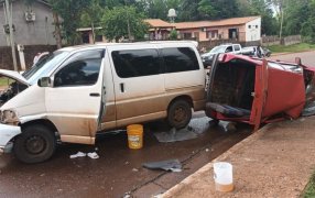 Puerto Iguazú: Accidente vehicular que involucró a dos vehículos, con lesionados en Avenida Libertad