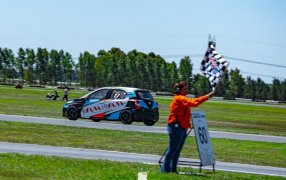 Clase 3 del Turismo Pista: El piloto misionero, Luciano Viana largó 26 y terminó 17 en la última fecha que se corrió en el Autódromo Roberto José Mouras de La Plata